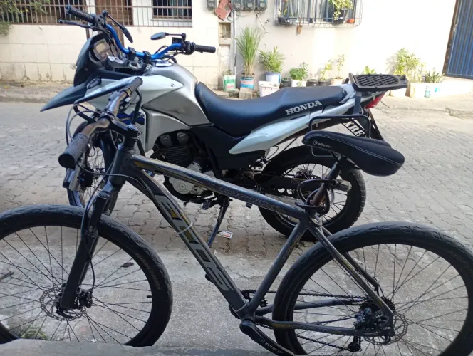 Bike aro 29, freio MT200, 9v rosca, coroa única câmbio e passador Shimano 