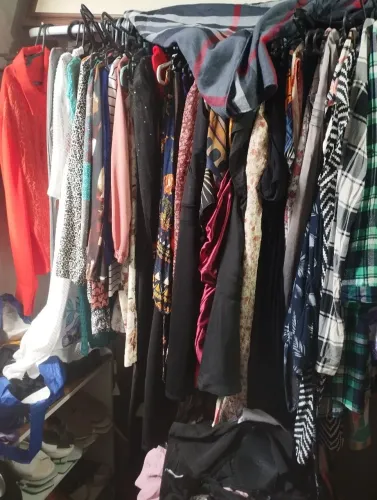 Roupas femininas, calçados e acessórios.