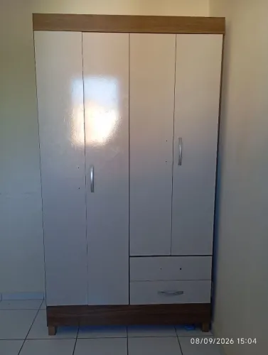Vende-se Roupeiro 04 portas 