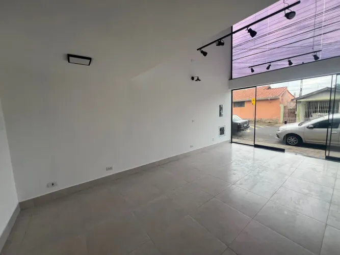 Sala Comercial com Mezanino e Fachada em Blindex para Locação na Paulicéia na Rua Fernand