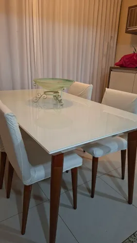Sala de jantar (objeto de decoração não incluso)
