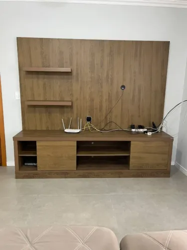 Painel de TV robusto com ótimo acabamento
