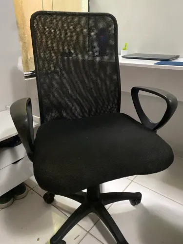 Cadeira de Escritório preta em ótimo estado 