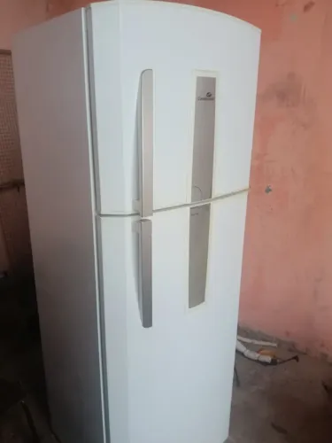 Vende se geladeira
