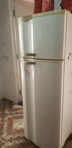 VENDO ESTÁ GELADEIRA GELANDO MUITO BEM