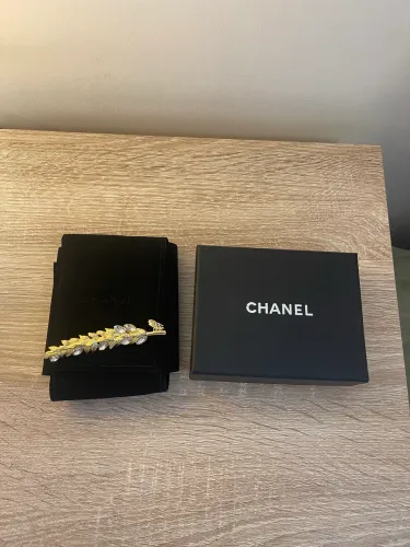 Broche Chanel em pedras banhado a ouro nunca usado 