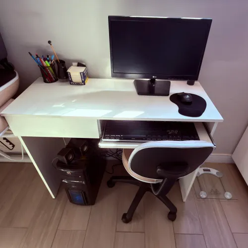 Computador com escrivaninha .