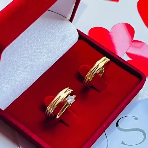 Par de Aliança Linha X Escvd 4mm Banho de Ouro 18k + Solitária + Caixinha.Namoro,Casamento
