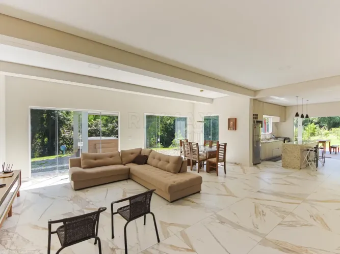 Casa com 4 dormitorios 3 suit, toda avaranda com uma jacuzzi voltada para mata no condomin