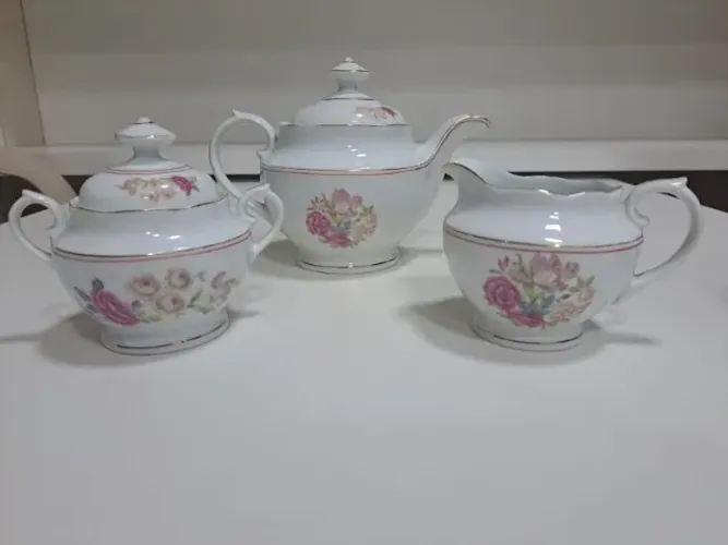 CONJUNTO ANTIGO DE PORCELANA REAL (SP), COMPOSTO POR 1 BULE, 1 AÇUCAREIRO E 1 LEITEIRA