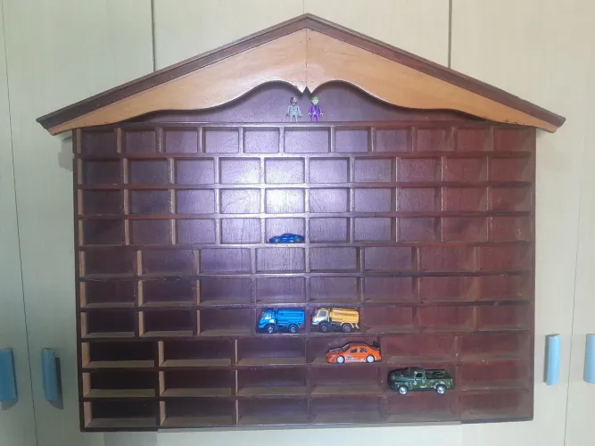 Expositor de miniaturas em madeira