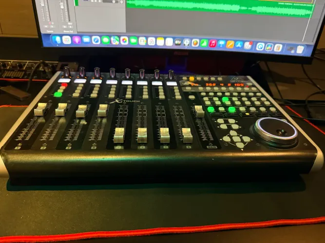 Behringer X-Touch Controladora DAW 8 Canais Faders Motorizados