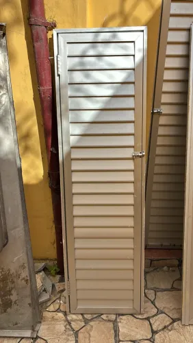 Porta de alumínio usada