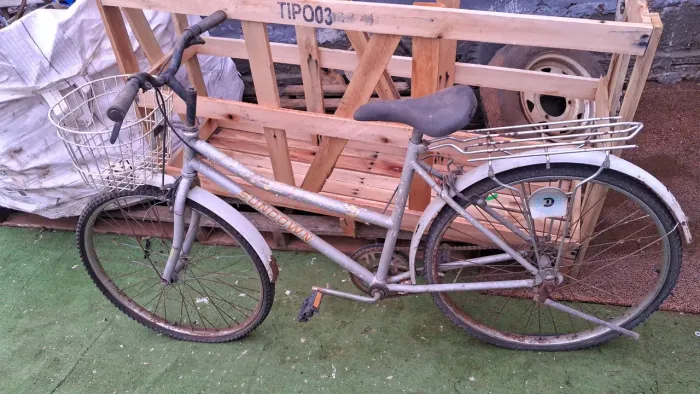 Bicicleta para reforma ou retirar peças. 