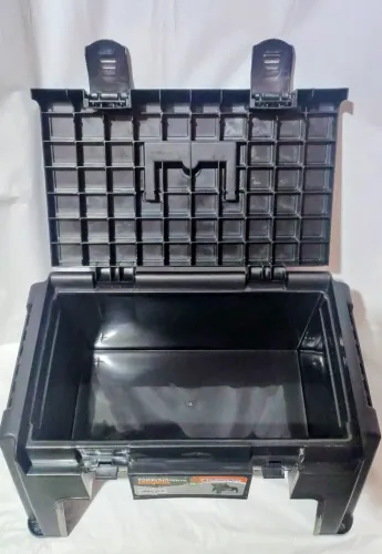 Banco com suporte interno para guardar objetos como ferramentas, materiais de manicure