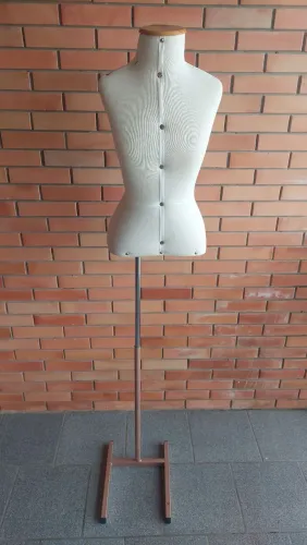 Manequim feminino meio corpo 