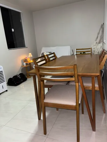 Mesa madeira maciça 6 cadeiras - semi nova 