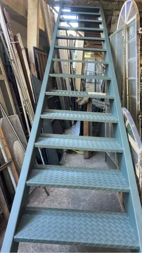 Escada de ferro nova. Chapa grossa