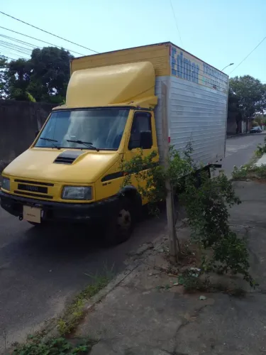 Vendo um caminhão baú *