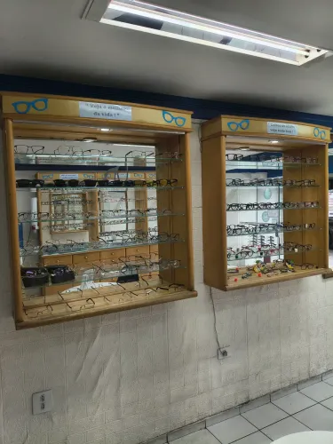2 vitrines com 5 prateleiras de vidro e espelhos no fundo.