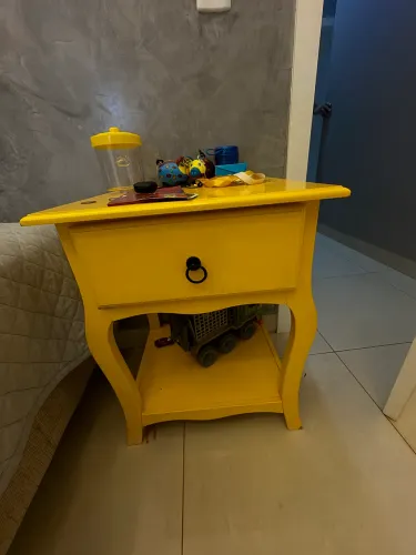 Nichos, mesa de apoio e cadeira amarela