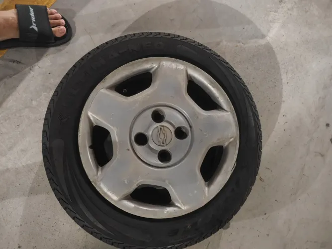 Roda aro 13 com pneu 175/70 13 e calotinha original 