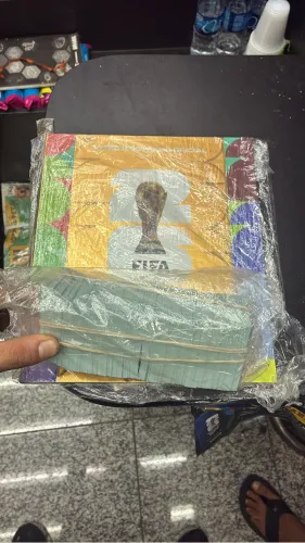 Álbum capa dura dourado + kit com todas figurinhas 