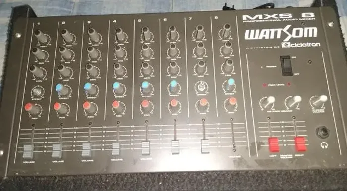 Mesa de Som 8 Canais, usada