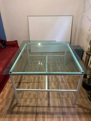 Mesa de Vidro Verde 1,50 x 1,25 m com Estrutura Branca