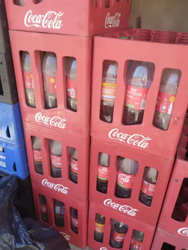 vendo caixas de coca cola dois litros retornável 