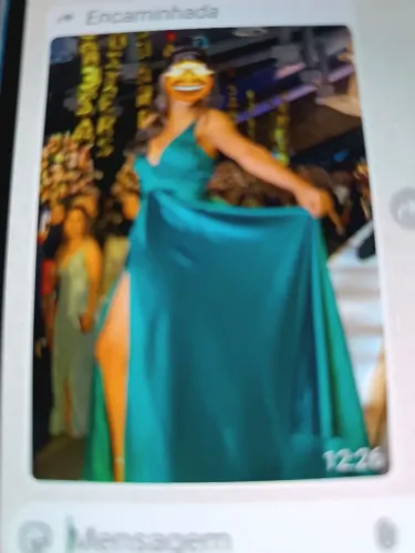 Vestido festa em tafetá,(1x),cor verde esmeralda, frente e costas bordadas em vitrilhos.