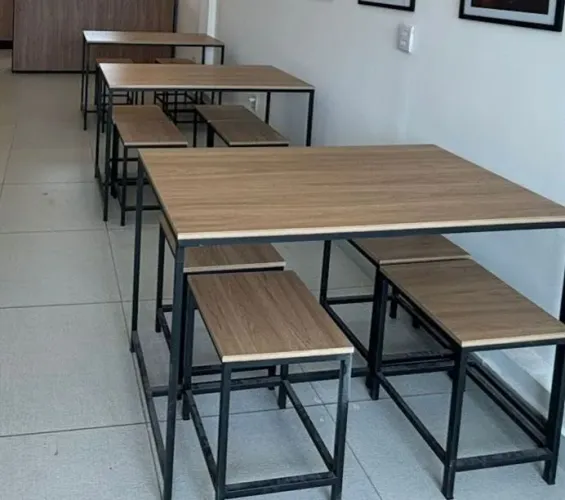 Mesa com 4 bancos