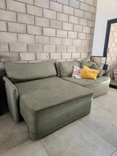 Sofá retrátil em linho verde pistache