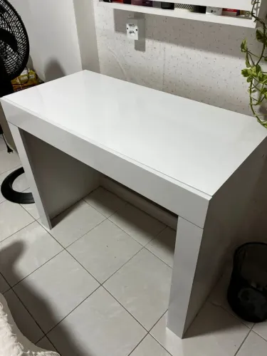 Mesa com gaveta 