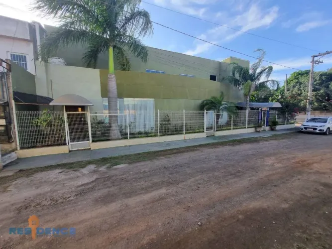 Dois salões sendo um no térreo e outro no 1º andar medindo 600 m², somando uma área total