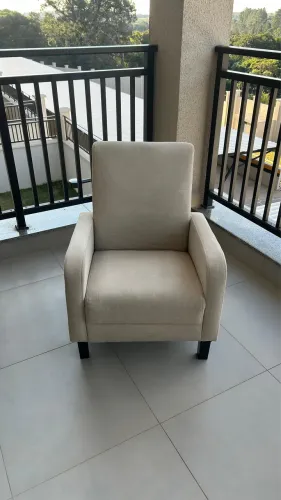 Poltrona estofada creme 