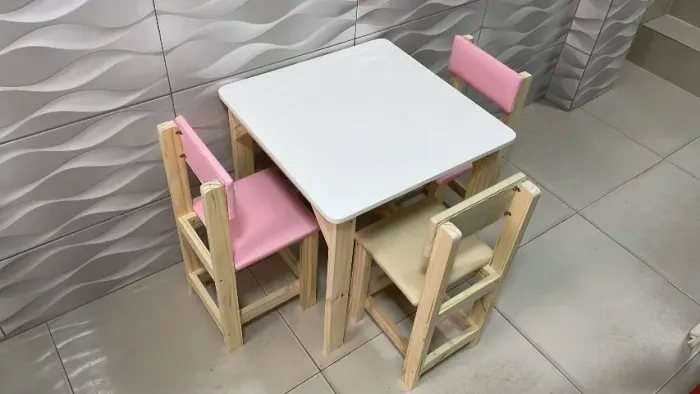 Mesa infantil, 3 cadeiras mesa em mdf, cadeiras estofadas