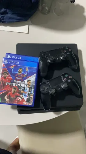 PS4 SEMI NOVO COM 8 JOGOS MÍDIA FÍSICA E 2 NA MEMÓRIA, DUAS MANETES