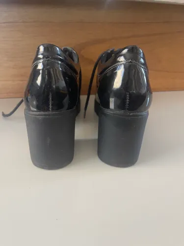 Bota de couro cano baixo e salto alto scarpan