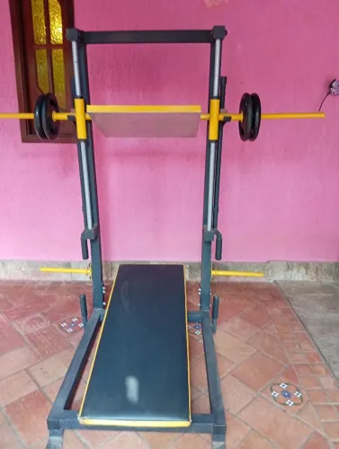 Leg press 90° com carga de 30 quilos pode adicionar mais anilhas