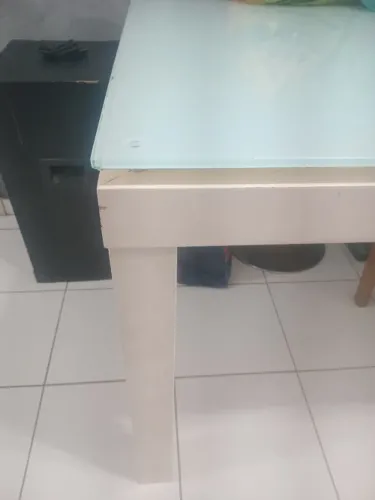 Mesa branca grande, vidro