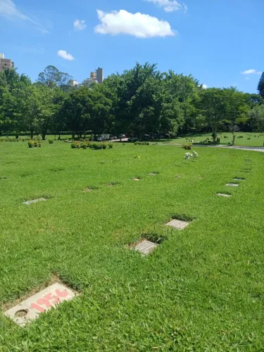 Jazigo ao lado do SENNA - Cemitério Morumby
