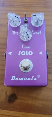 Pedal DemonFX solo (clone do Suhr Riot)