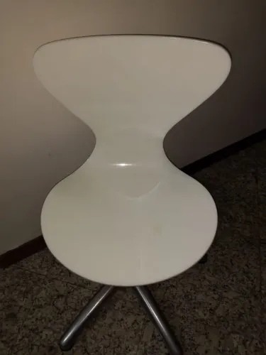 cadeira em acrílico branca giratória