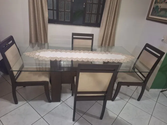 Mesa de com 04 cadeiras