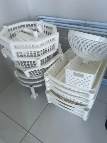 Utensílios domésticos ( fruteiras, 01 cobridor,e um porta objetos)
