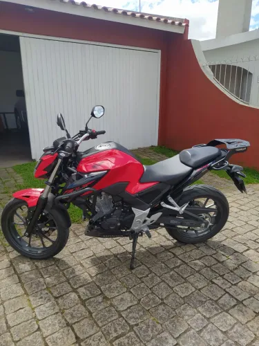 CB 300 F com baixíssima quilometragem.