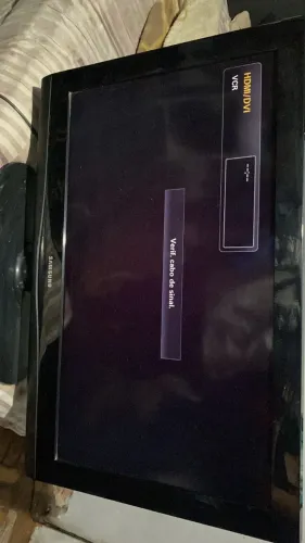 TV 32 polegadas, funcionando perfeitamente, cabo emendado sem controle.