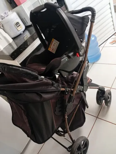 Vendo carrinho de bebê junto com bebê conforto, por apenas 400. Marca do carrinho galzeran