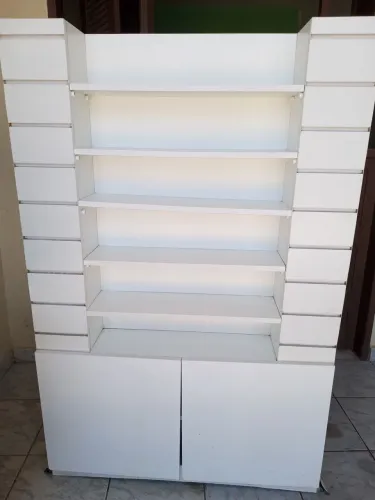 Expositor de esmaltes com porta ganchos de mostruário de lojas. Ideal para seu comércio